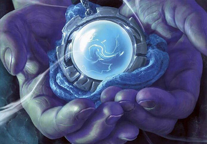 mágikus amulett a kezében, és tölti
