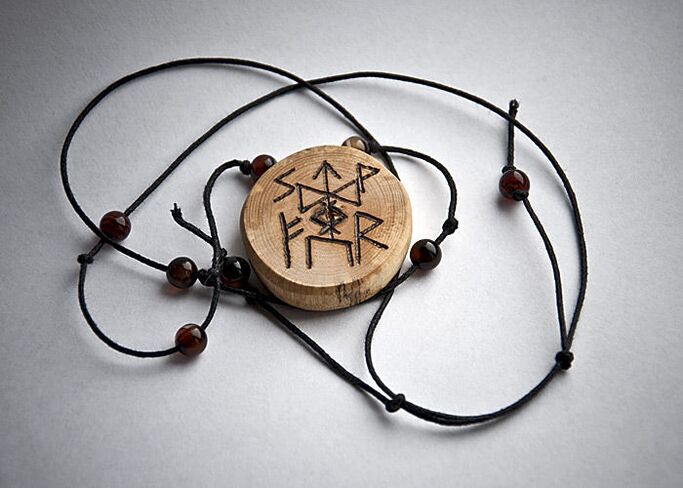 fából készült amulett
